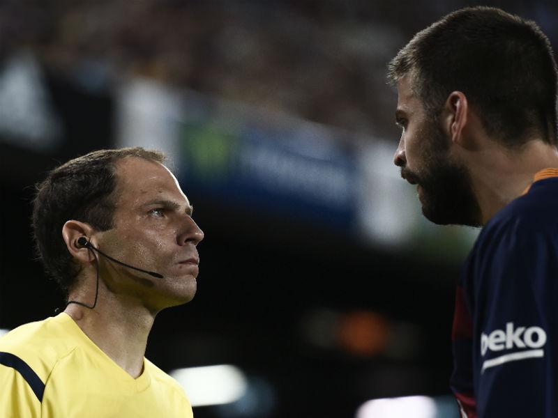 Pique sería suspendido hasta 12 fechas por insultar a árbitro