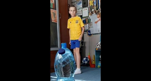 Niño destapa una botella con una pelota y causa sensación. (Captura: YouTube)