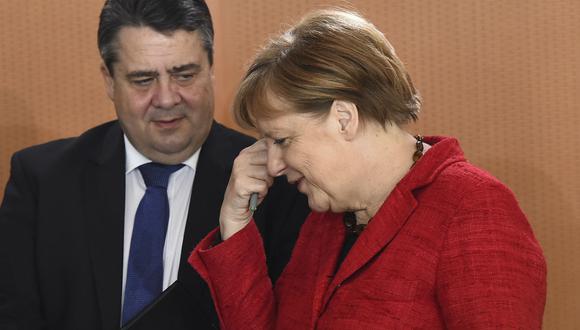 Critican a Angela Merkel por política en crisis de refugiados