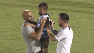 Un niño invadió práctica del PSG en Japón y Lionel Messi le firmó la camiseta (VIDEO)