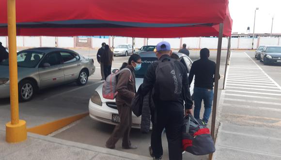 Primeros viajeros se dirigen a la frontera peruano chilena a bordo de colectivos desde el terminal internacional de Tacna. (Foto: GEC)