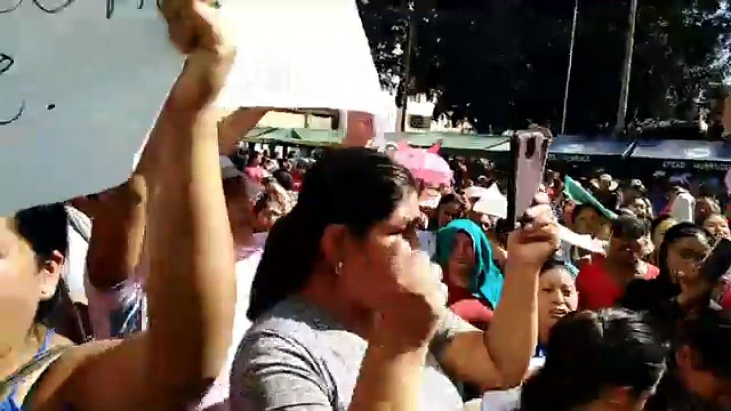 Madres reclaman por más leche en Amarilis