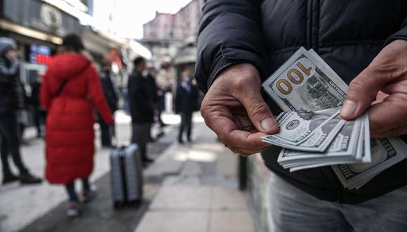 En el mercado paralelo o casas de cambio de Lima, el tipo de cambio se cotiza a S/ 3.800 la compra y S/ 3.840 la venta de cada dólar. (Foto: AFP)
