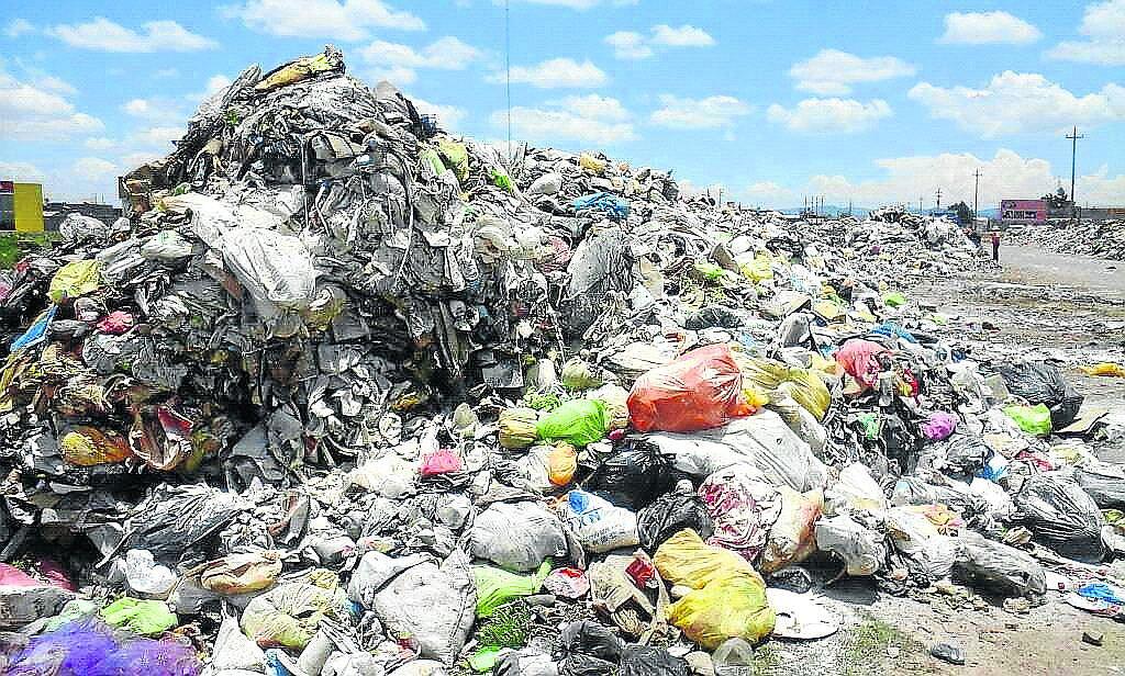 Juliaca vive crisis sanitaria ante acumulación de basura en calles (VIDEO)