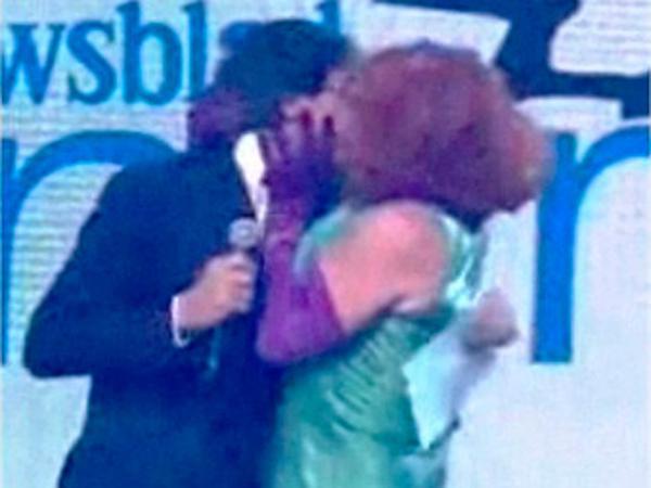 Travesti besa a primer ministro belga en gala de televisión