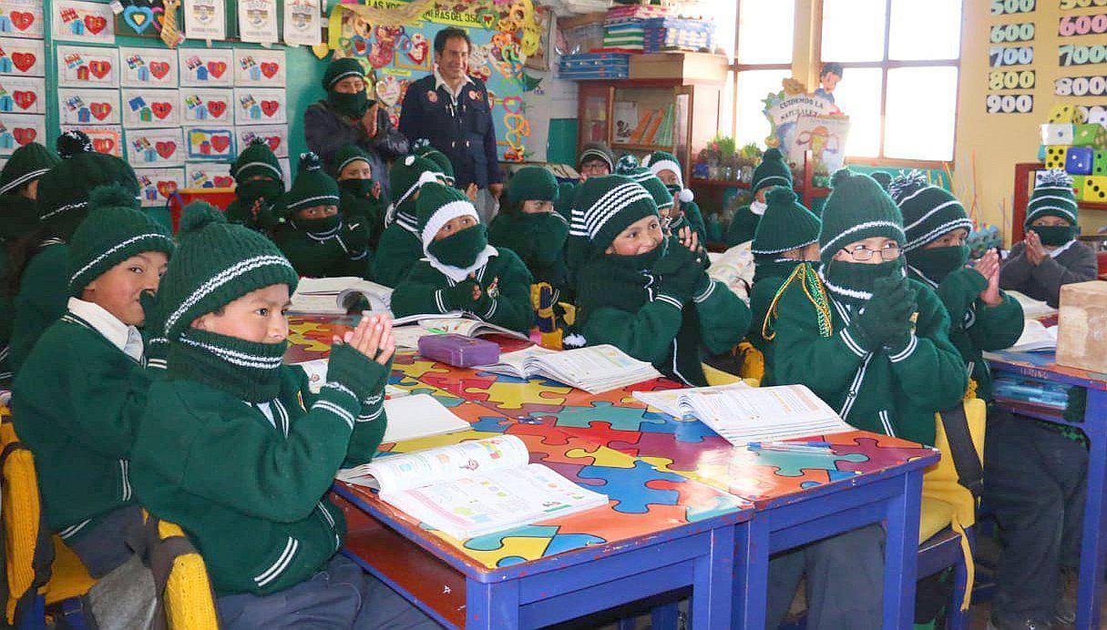 Reparten kits escolares a instituciones educativas en zonas de heladas y friajes