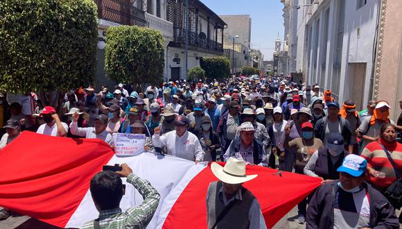 Obreros de Construcción Civil llegaron hasta la Plaza de Armas, en tercer día de protestas| Foto: Soledad Morales