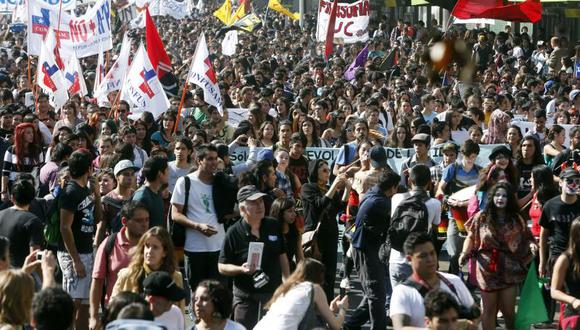 Miles de estudiantes protestaron contra la reforma educativa de Michelle Bachelet