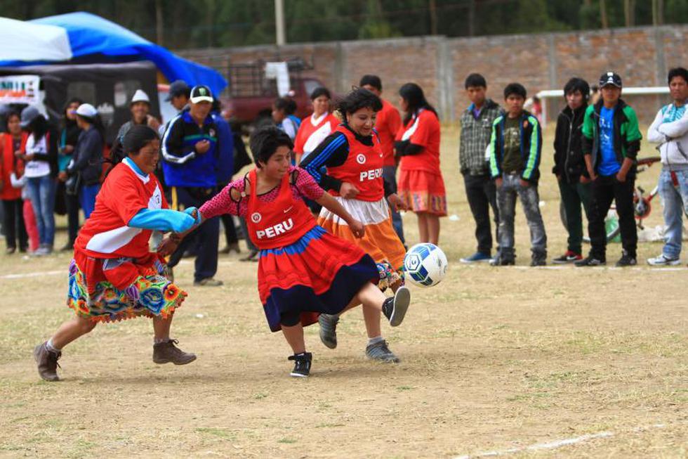 Wamblas se enfrentan en fútbol con  polleras (FOTOS)