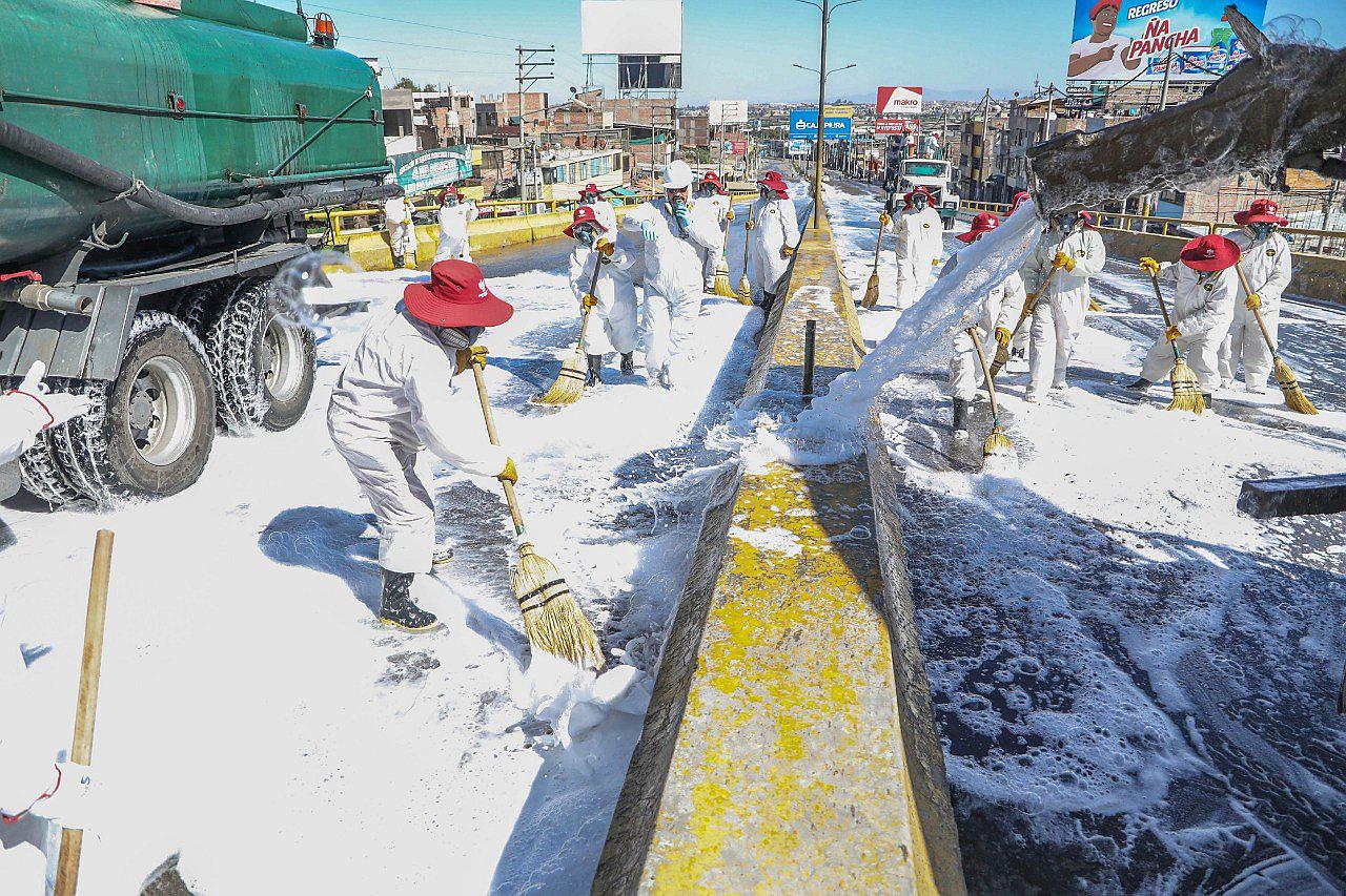 Desinfectan plataforma comercial Andrés Avelino Cáceres