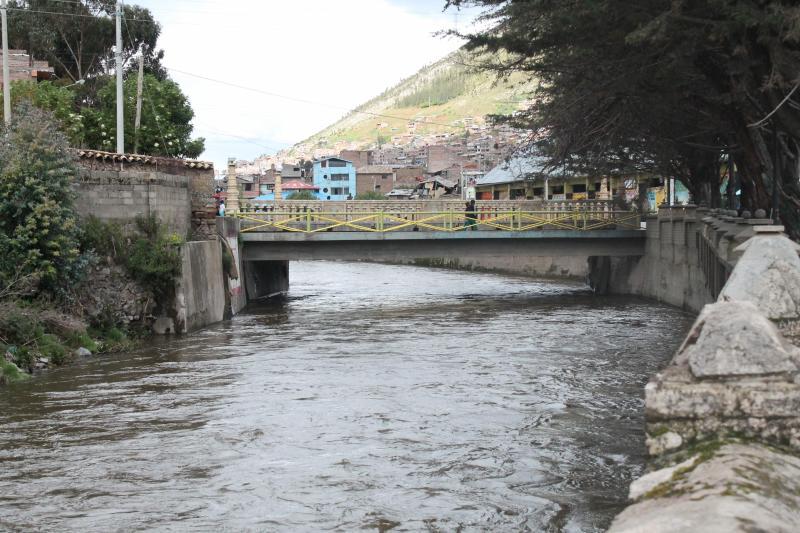 Joven ebria se lanza del puente