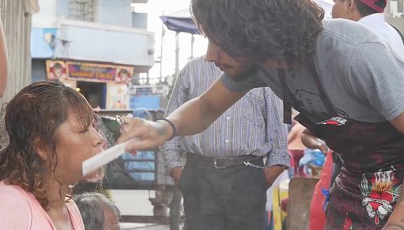 ​El increíble gesto de barberos y estilistas con personas que viven en la calle (VIDEO)