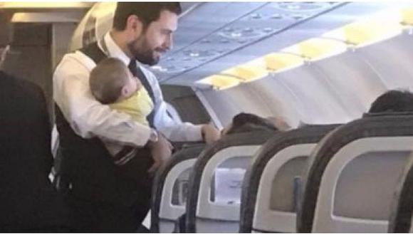 Facebook: miembro de tripulación elogiado por su noble gesto con bebé durante vuelo (FOTOS)