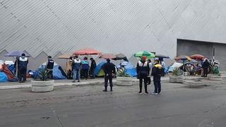 Familias que pernoctan cerca del Hospital del Niño en Breña denuncian que los intentan desalojar 