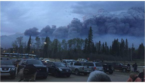 Amplían la orden de evacuación en el noroeste de Canadá por incendio forestal