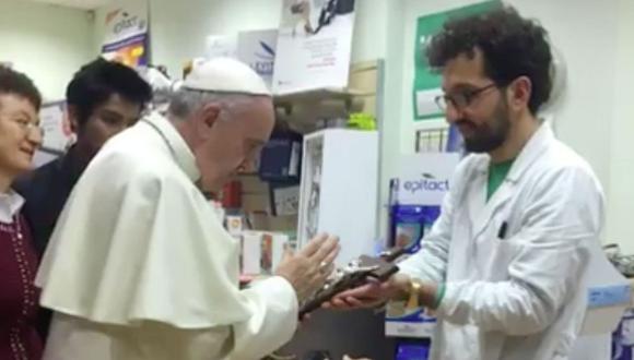 Papa Francisco acudió a una tienda de Roma para comprarse unos zapatos ortopédicos