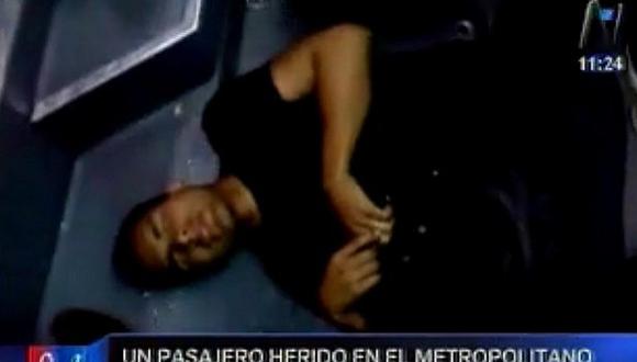 Metropolitano: Joven quedó atrapado en las puertas, pero chofer no detuvo el bus (VIDEO)