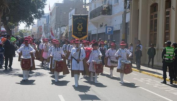 Colegio Santísima Niña María inicia festejos por sus 71 años con desfile