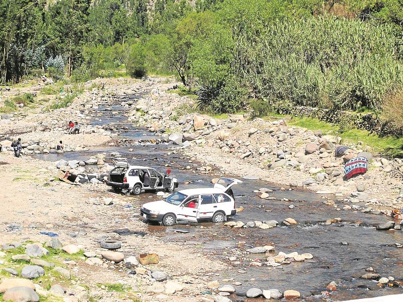 Ayacucho: Convierten al río Huatatas en un lavadero de carros