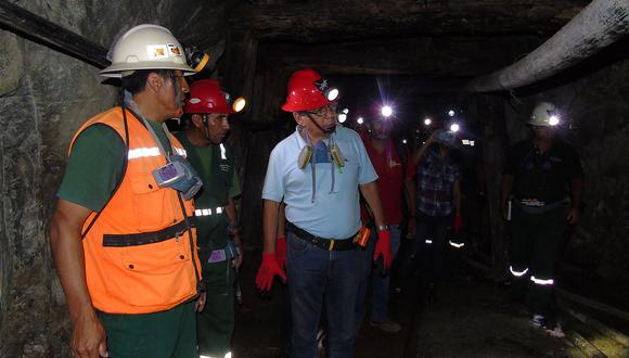 Rescate de mineros: Bomberos y policías trabajan ininterrumpidamente  (AUDIO)