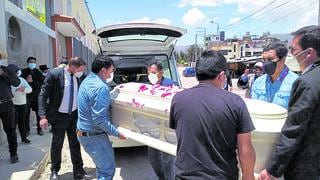 En medio de escenas de dolor sepultan a cantante folclórica en Huancayo