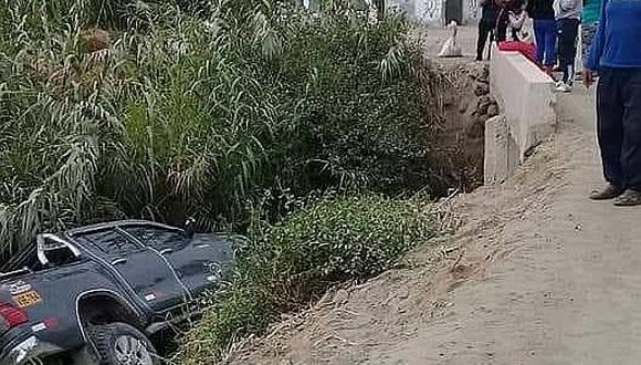 Dos heridos deja despiste de camioneta que terminó en canal de regadío en Ocoña 