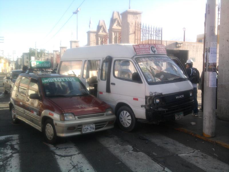 Choque bloquea entrada a emergencias del hospital Goyeneche 