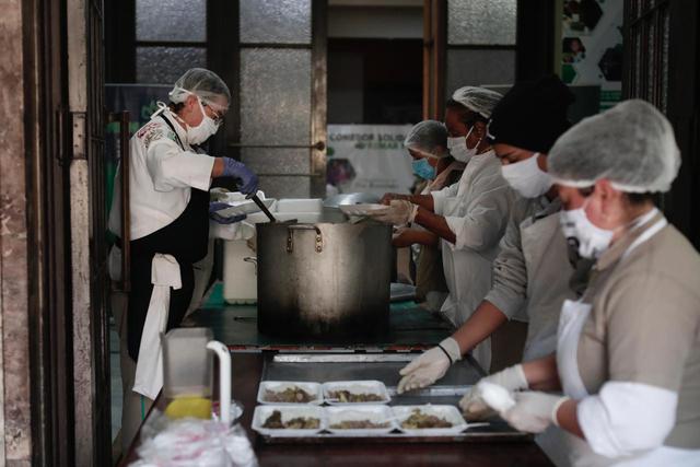 Comedor social Remar brinda almuerzos a 500 personas indigentes y de bajos recursos en el centro de Lima.
Fotos: Ángela Ponce
