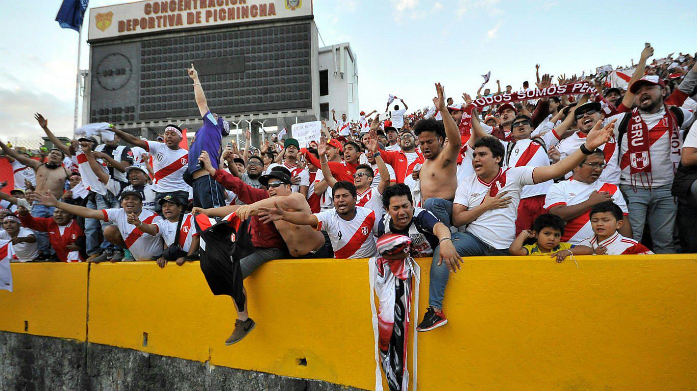 FIFA multó a la FPF por cantos homófobicos de los hinchas en Ecuador