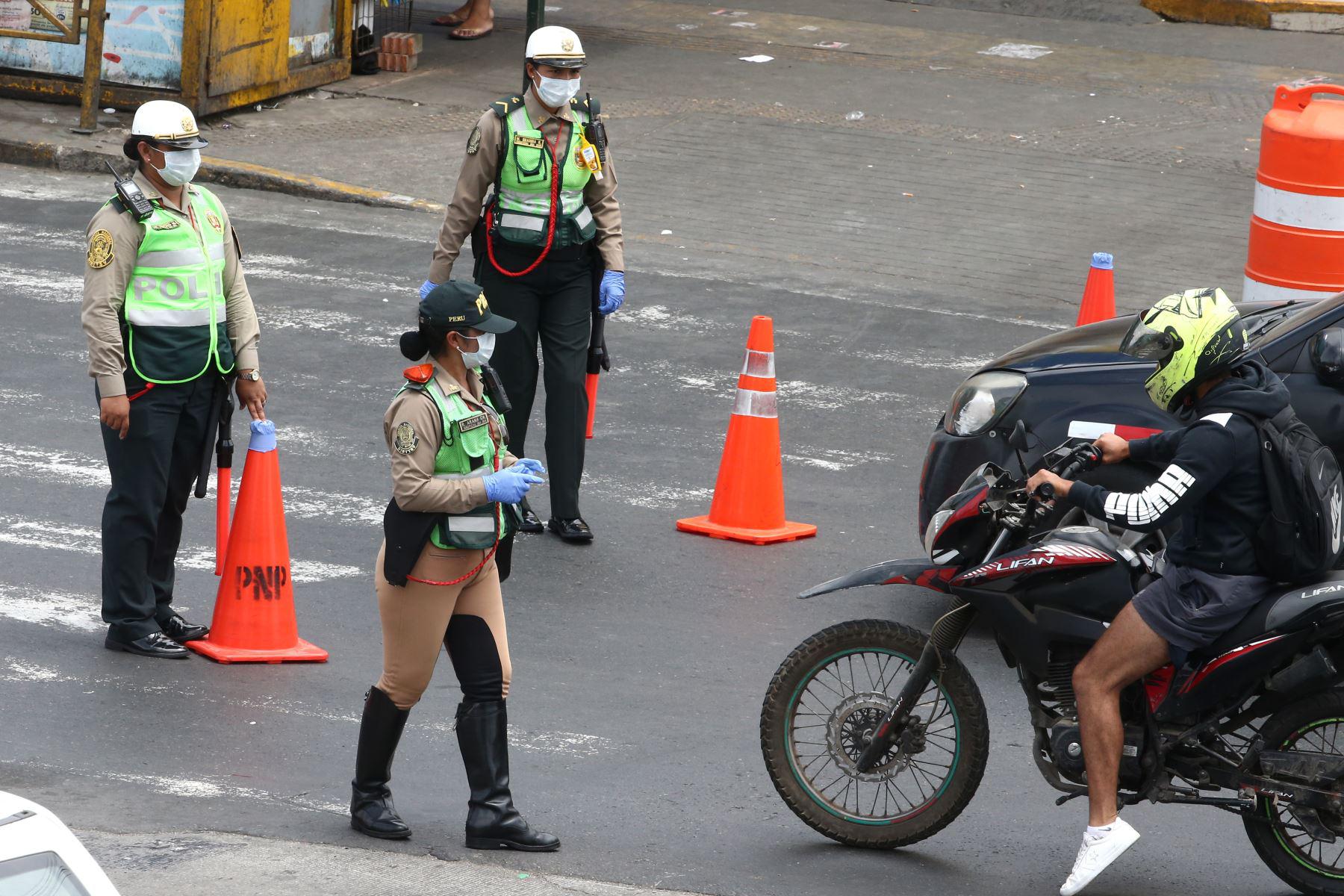 Tras ser detectados con la enfermedad, los seis policías fueron instados a cumplir con el aislamiento domiciliario.
