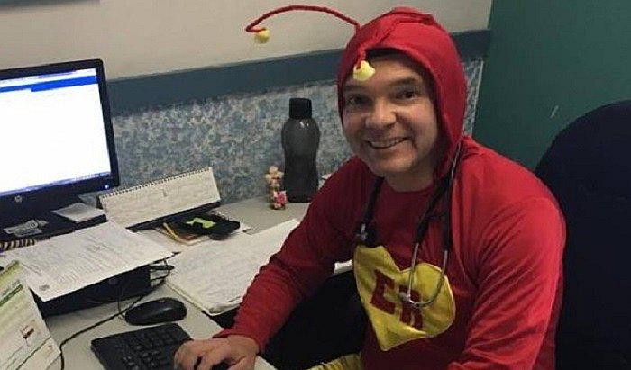 Médico mexicano combate el cáncer infantil vestido de superhéroe