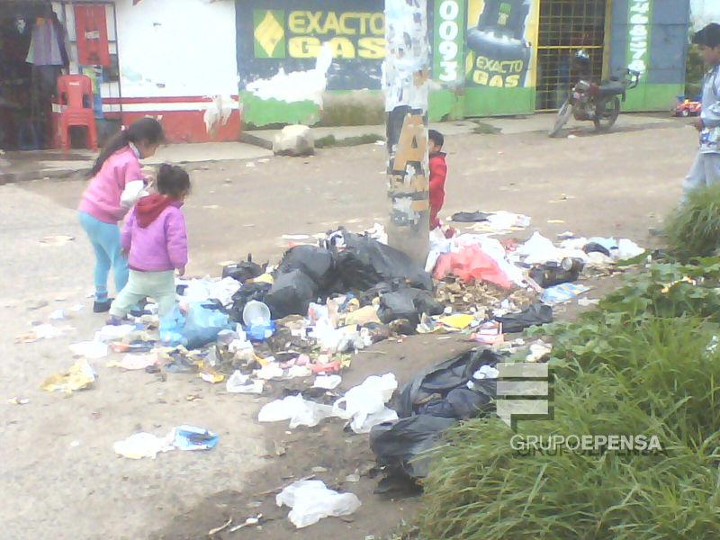 Chilca: Niños juegan con basura expuesta en plena calle