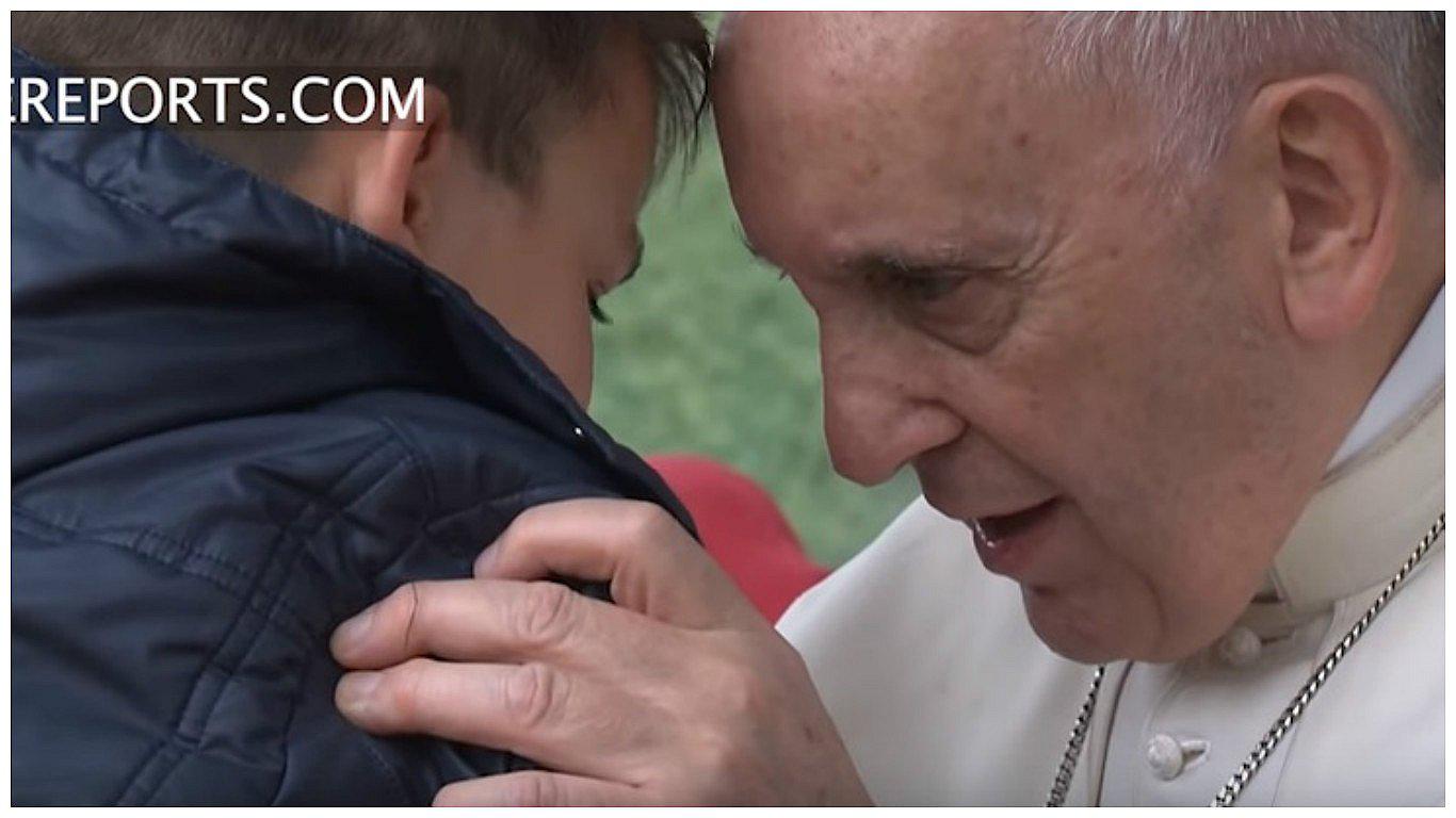Papa Francisco responde a niño que le preguntó si su padre que era ateo estaba en el cielo (VIDEO)