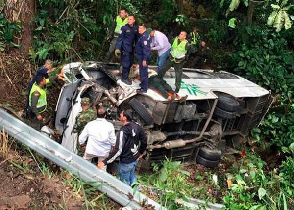 Al menos 13 heridos en accidente autobús de comitiva de presidente colombiano
