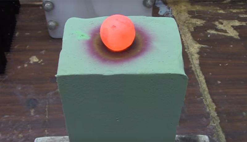 Esto es lo que pasa si pones una bola de níquel al rojo vivo sobre espuma floral