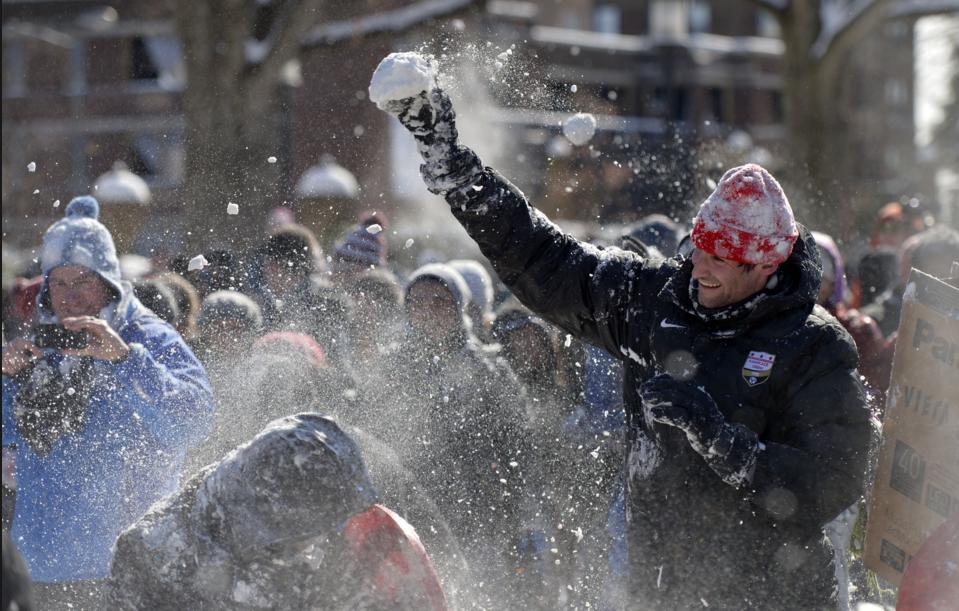 Guerra de bolas de nieve con temática "Star Wars" reúne a cientos en Washington
