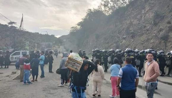 Policías abrieron el pase en la Carretera Central (Huánuco) luego que esta vía fuera bloqueada por manifestantes que impedían el tránsito normal a la selva y sierra en esta parte del país./ Foto: PNP