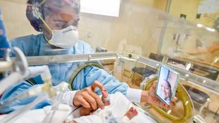 Madres se conectan con sus bebés hospitalizados en UCI por videollamadas en el INSN San Borja