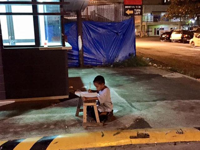 Facebook: Foto de niño estudiando en la noche conmueve las redes sociales 