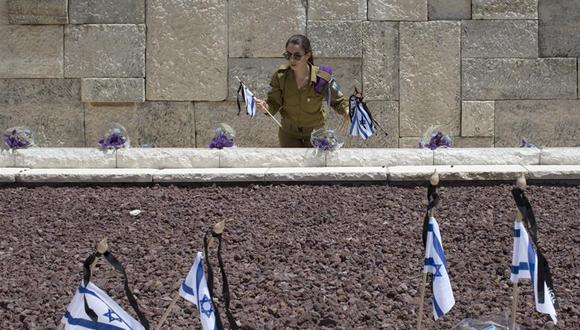 Con sirenas y de pie ​Israel recuerda a soldados y víctimas del terrorismo