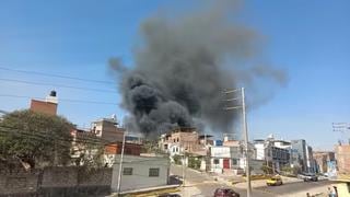 Bomberos controlan incendio en taller de calzado en Mariano Melgar