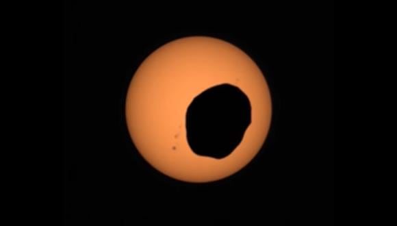 Fobos, una de las lunas de Marte formó un eclipse al pasar al frente del sol. (Foto: Captura de video)
