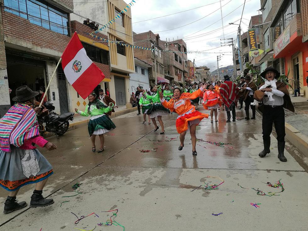 Danzantes hacen gozar a rabiar a huancavelicanos
