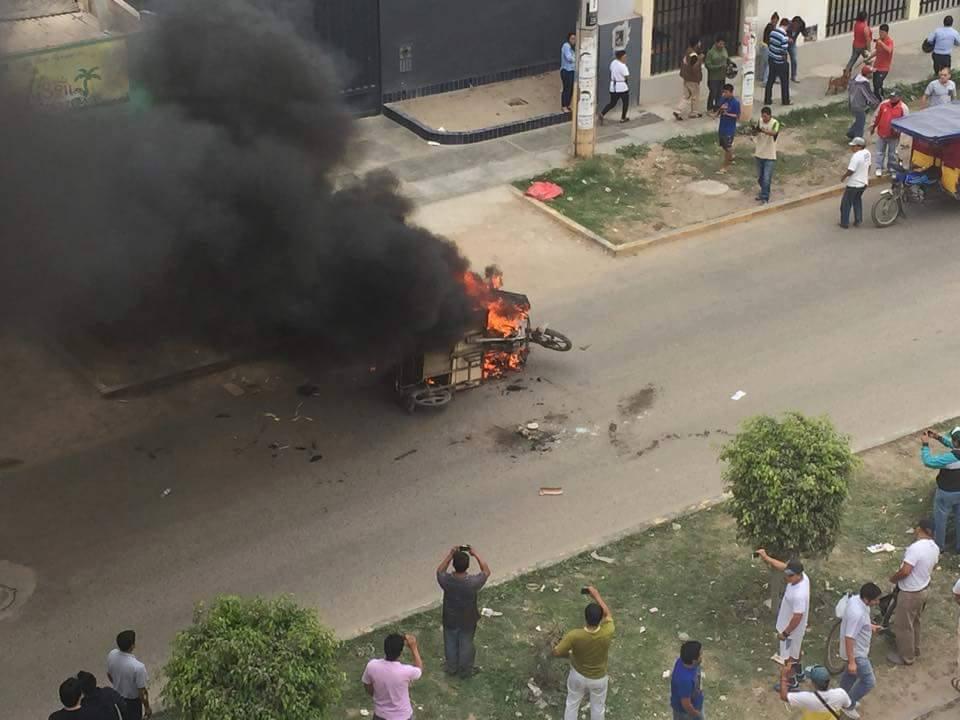 Chiclayo: Vecinos queman mototaxi ante continuos robos 