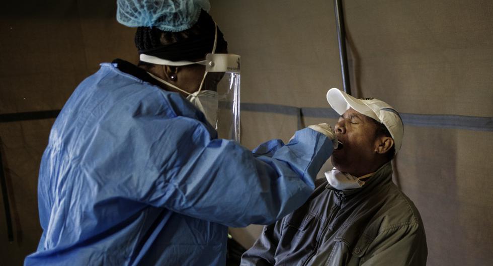 Imagen referencial. Un residente de Sophia Town, Johannesburgo, abre la boca para recibir un hisopo de prueba para el coronavirus, el 28 de abril de 2020. (Luca Sola / AFP).