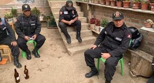 Apurimac: Serenos son sorprendidos tomando alcohol en cumpleaños durante cuarentena por COVID-19. (Foto: Facebook)
