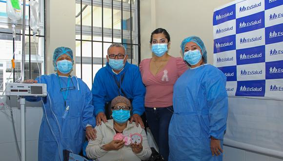 Durante su visita al Hospital de EsSalud Piura, la Reina Rosa Perú 2018, Raisa Balcázar Tassara invocó a las mujeres a realizarse un autoexamen de mama