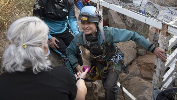La deportista española Beatriz Flamini sale de una cueva en Los Gauchos, cerca de Motril, el 14 de abril de 2023 después de pasar 500 días adentro (Foto de JORGE GUERRERO / AFP)