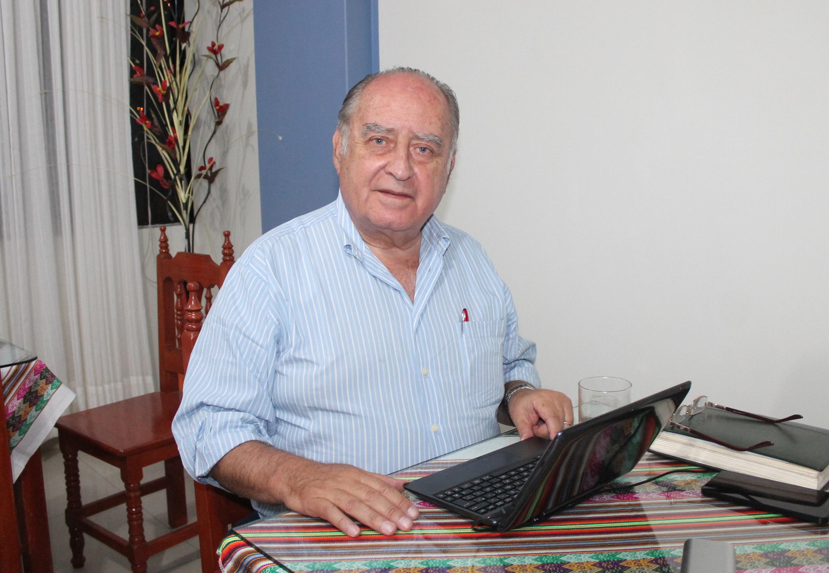 Antero Flores Aráoz realiza campaña en Ayacucho