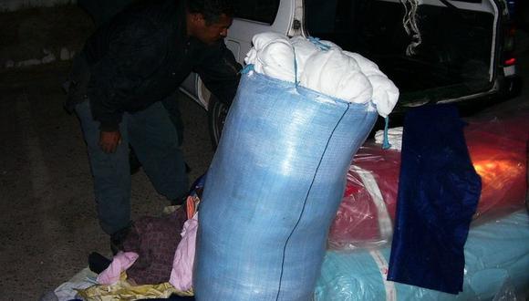 Contrabandistas abandonan fardos con ropa y calzado de 'cachina' en la frontera